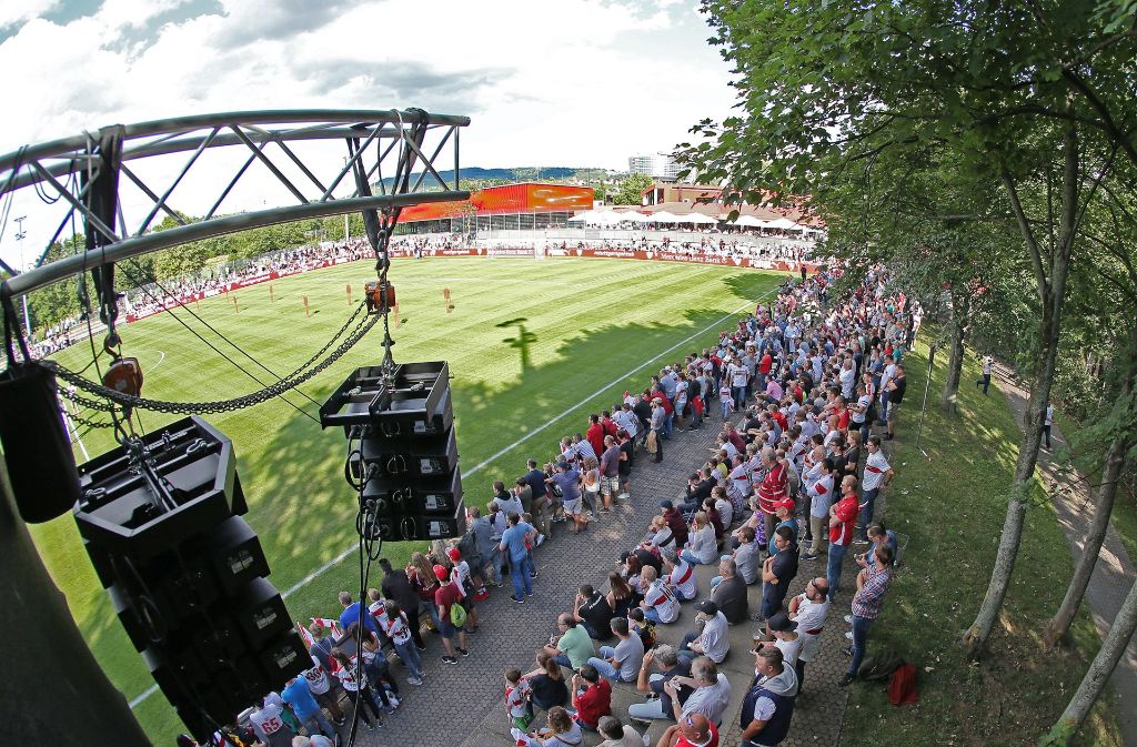 4000 Fans haben an diesem Montag den Weg in das Robert-Schlienz-Stadion gefunden, ...