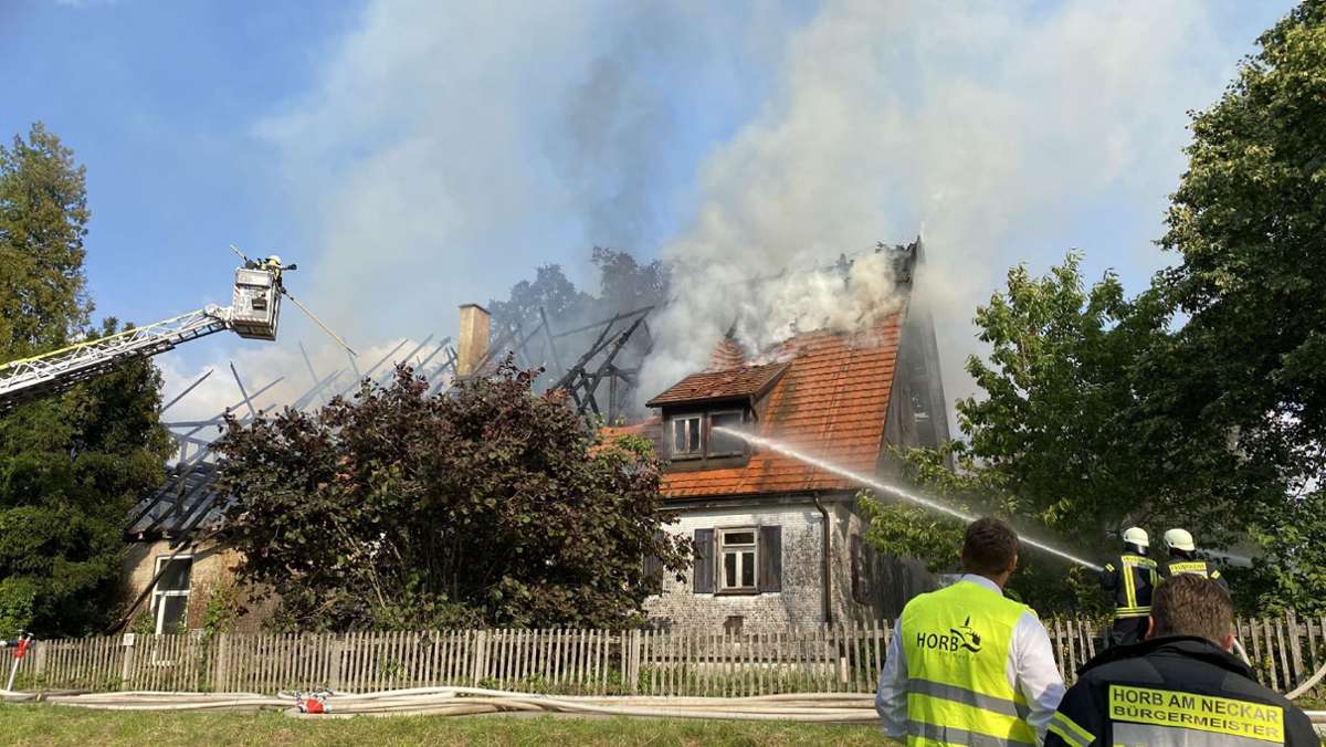  Am Donnerstag bricht in einer Schreinerei in einem Ortsteil von Horb am Neckar ein Brand aus. Die Feuerwehr kann das Übergreifen der Flammen auf ein Wohnhaus nicht mehr verhindern. 