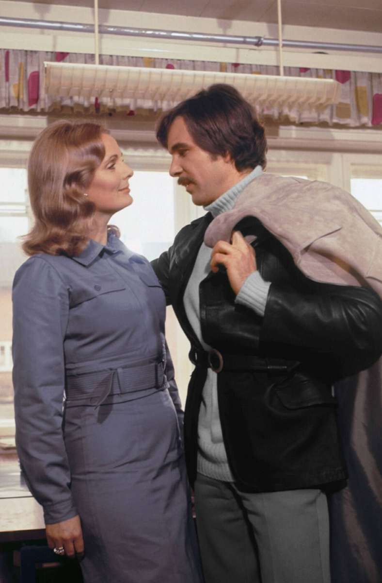 Ruth-Maria Kubitschek und Götz George im ARD-Krimi „Tatort“, 1971, in der Episode „Blechschaden“.
