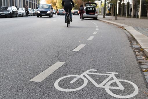bFalschparker werden stärker zur Kasse gebeten./b Die Strafen für das Parken auf Fuß- und Radwegen und in der zweiten Reihe steigen 2020 drastisch von 15 auf bis zu 100 Euro. Das gilt auch für das Halten auf einem Fahrradschutzstreifen. Wenn andere ...