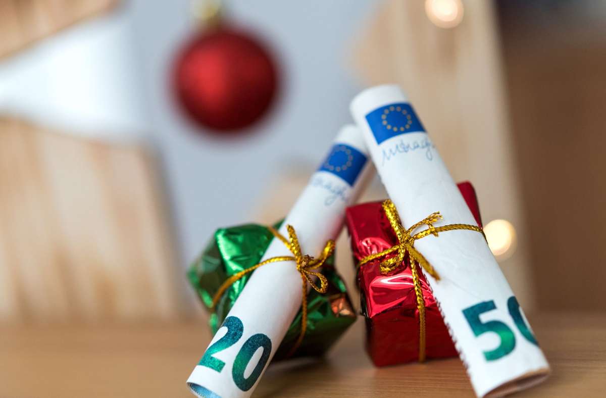 Das Weihnachtsgeld erleichtert die Ausgaben der Beschäftigten zum Fest. Foto: dpa/Monika Skolimowska