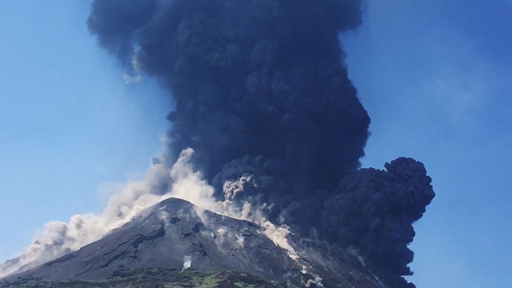  Schwarze Wolken steigen auf, Asche ergießt sich ins Meer. Einer der aktivsten Vulkane der Welt, der Stromboli in Italien, spuckt wieder Asche, Feuer und Rauch und versetzt erneut Touristen und Einheimische in Angst und Schrecken. 