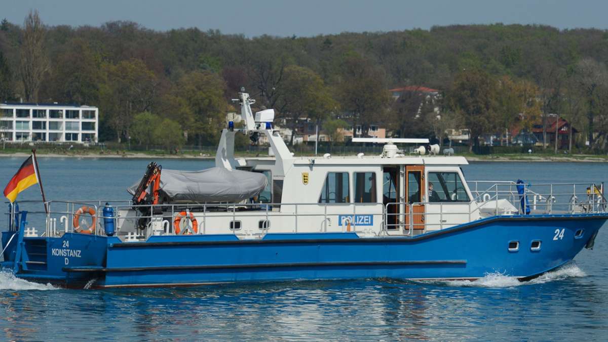  Die Polizei sucht mit einem Hubschrauber und zwei Booten, die mit einem Sonar ausgestattet sind, nach dem vermissten 70-Jährigen. Zuvor war bereits ein Mann bei dem Bootsunglück gestorben. 