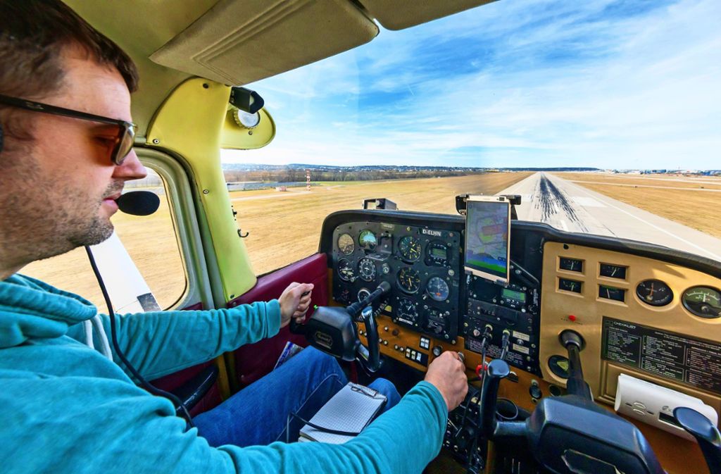 Erfahrener Hobbypilot: Michel in seinem Sportflugzeug am Stuttgarter Flughafen Foto: /Krämer