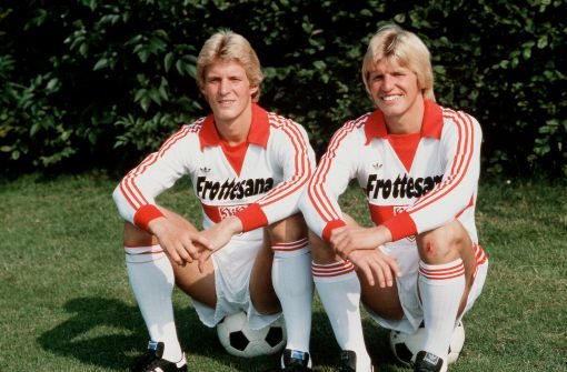 Um die 20 Jahr, blondes Haar - so standen die Brüder Karlheinz und Bernd Förster für den VfB Stuttgart auf dem Platz. Lag es am weizenfarbenen Haupthaar, dass Karlheinz der Treter mit dem Engelsgesicht genannt wurde? Foto: Pressefoto Baumann