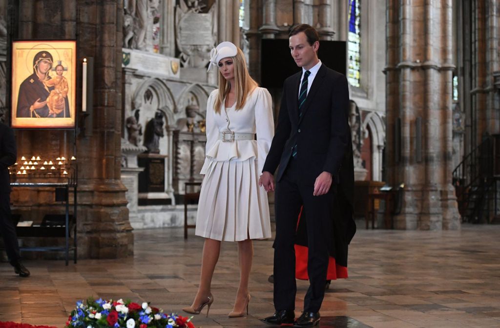 Ivanka Trump und Jared Kushner beim Besuch von Westminster Abbey. Das Outfit der Präsidententochter ist komplett von Alessandra Rich aus der aktuellen Kollektion. Alles sehr geschmackvoll.