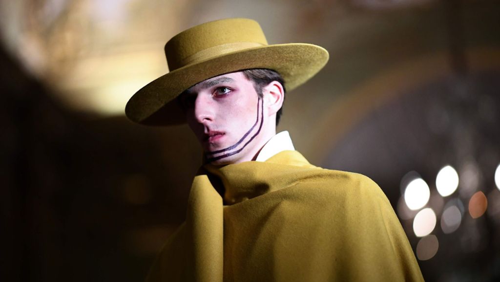  Lange Trenchcoats, hohe Krägen und gewagte Farbkombinationen: Schrille bis elegante Männer-Modekollektionen für die Herbst-Winter-Saison 20/21 gibt es derzeit bei der Men’s Fashion Week in Paris zu sehen. 