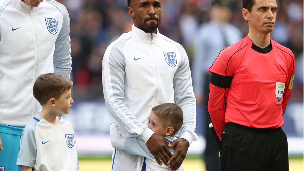  Für den unheilbar kranken Bradley Lowery ist sein größter Wunsch in Erfüllung gegangen: Der Fünfjährige durfte mit Englands Nationalspieler Jermain Defoe beim WM-Qualifikationsspiel gegen Litauen einlaufen und verzauberte so ganz England. 