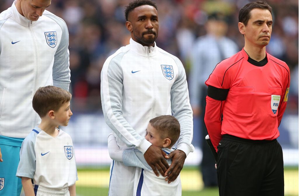 Für den fünfjährigen Bradley Lowery ging sein größter Traum in Erfüllung: Er durfte Hand in Hand mit England-Star Defoe auf das Feld laufen.
