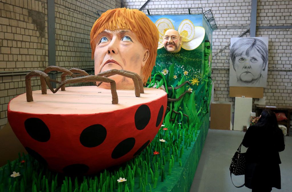 Das Thema Bundestagswahlkampf darf beim Karneval natürlich nicht fehlen: ein Motivwagen in Köln zeigt Bundeskanzlerin Angela Merkel als Käfer ziemlich hilflos auf dem Rücken, während SPD-Herausforderer Martin Schulz im Hintergrund als Biene heran summt.