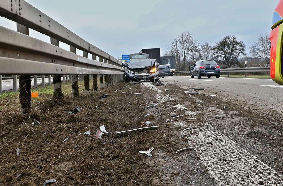 Die Autobahnmeisterei musste die Unfallstelle reinigen.
