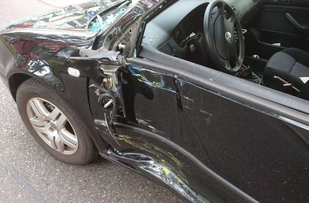 Beim Zusammenstoß mit einem Linienbus in Stuttgart ist eine 31 Jahre alte Autofahrerin leicht verletzt worden.