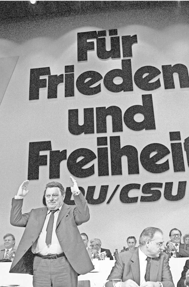 Kandidat Strauß lässt sich im August 1980 in Mannheim feiern – rechts Helmut Kohl.