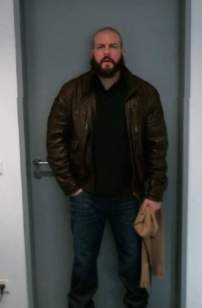 Laut Polizei ist Vojnovic (Fahndungsfoto der Polizei Bielefeld) „185 Zentimeter groß, von kräftiger Statur, mit kurz rasiertem Haupthaar und einem Vollbart. Zuletzt war er mit einer braunen Lederjacke, einer blauen Jeanshose und hellen Schuhen bekleidet“.