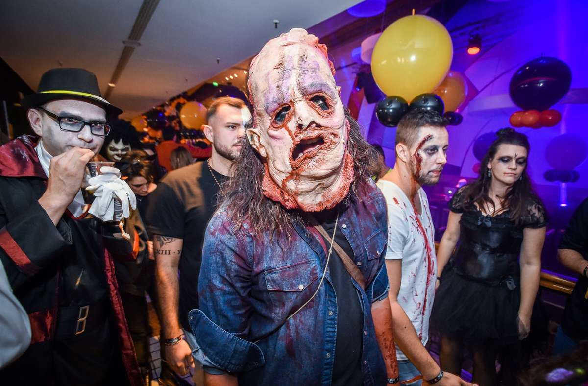 Die Gäste der Halloween-Party im Stuttgarter SI-Centrum waren nach zwei Jahren Coronapause in der Nacht auf Allerheiligen...