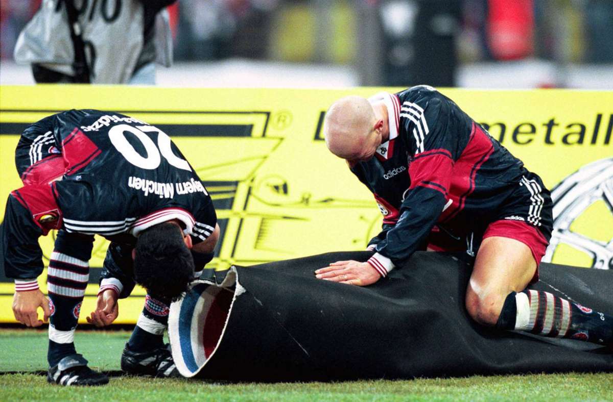 Nanu, wo ist er denn, der Elber? Als Bayern-Spieler wickelte sich der Stürmer nach einem Treffer in einen Teppich mit Bayern-Logo am Spielfeldrand ein. Hasan Salihamidzic und Carsten Jancker begaben sich auf die Suche nach dem Torschützen.