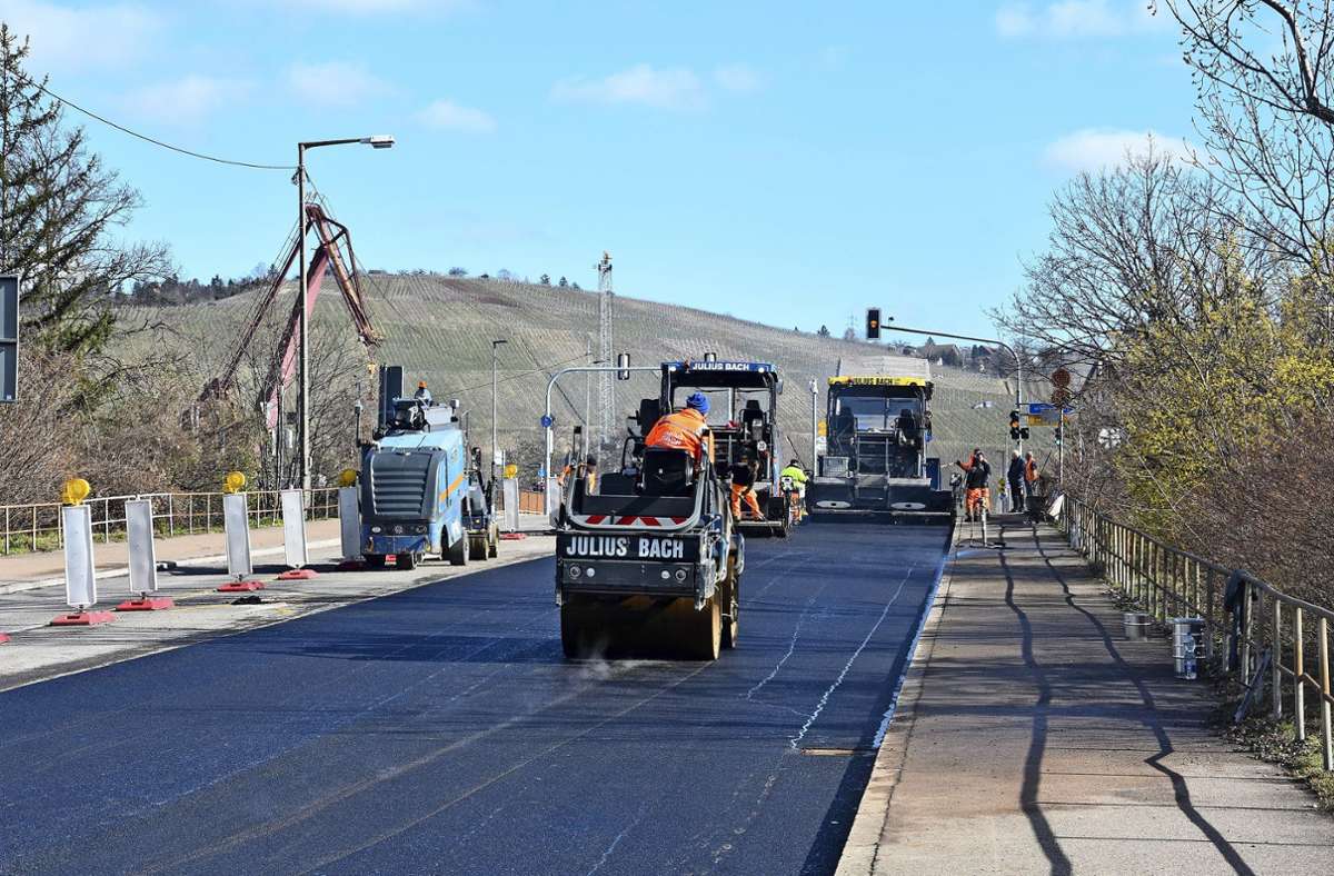 Die Fahrbahn der Otto-Konz-Brücken wird gerade  erneuert.  Von Montag, 28. Februar, an wird dann die Hedelfinger Straße in Richtung Wangener Marktplatz gesperrt. Foto: Mathias Kuhn