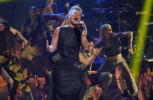 Sängerin P!NK steht seit fast 25 Jahren auf der Bühne. Auch bei den iHeartRadio Music Awards konnte sie die Zuschauenden wieder mit ihrer Performance begeistern. Foto: dpa/Chris Pizzello