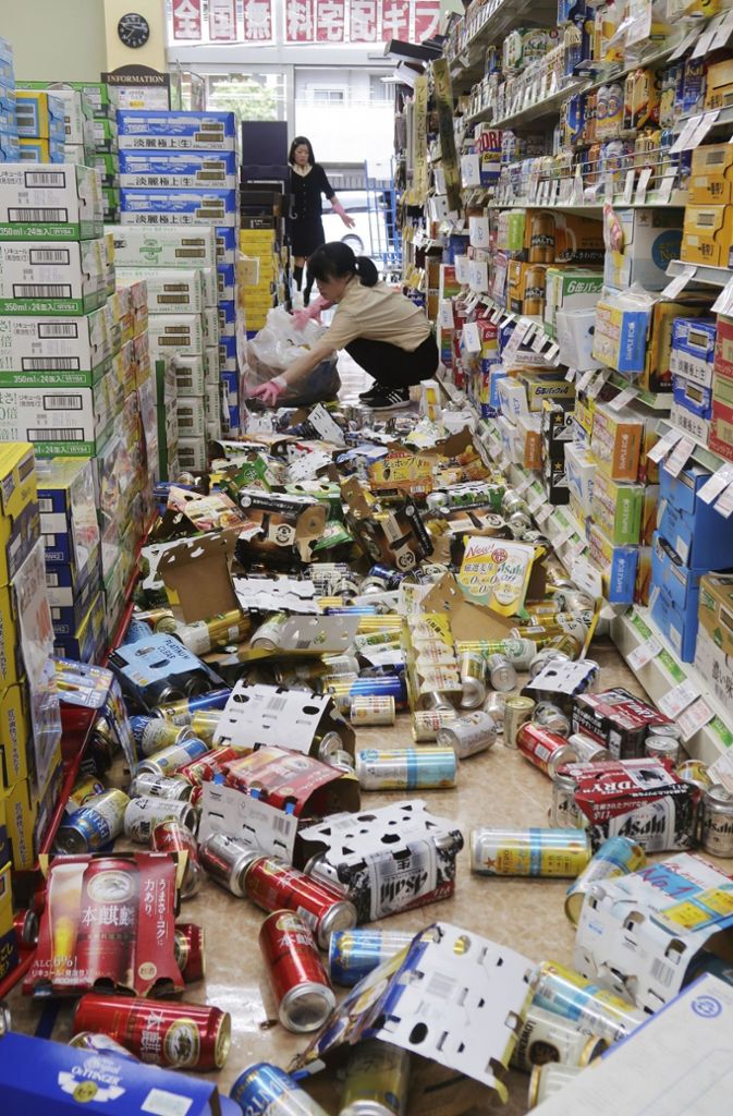 In Supermärkten fielen die Produkte aus den Regalen.