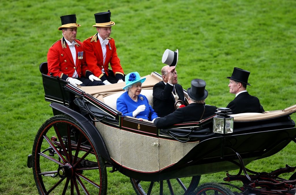 Prinz Philipp grüßt mit dem Hut.