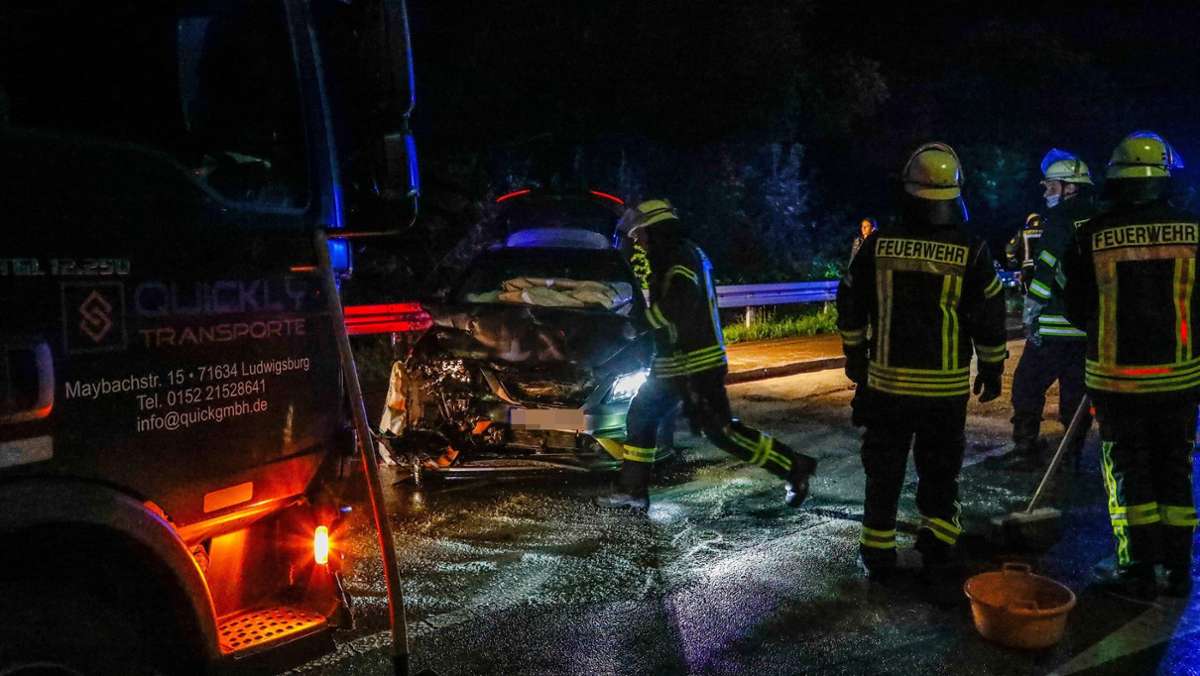 Unfall im Kreis Göppingen: Lkw-Fahrer übersieht rote Ampel – zwei Schwerverletzte
