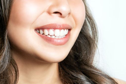 Zähne aufhellen: Hausmittel und Tipps für ein strahlendes Lächeln