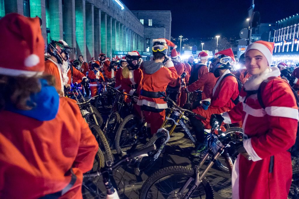 Als Nikoläuse mit Rauschebärten und dicken, roten Mänteln verkleidetet radelten die Mountainbiker unter anderem am Stuttgarter Hauptbahnhof vorbei...