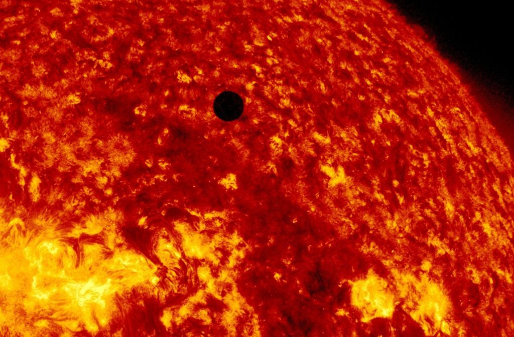 Sonneneruptionen wirken auf verschiedene Weise: Protonen (positiv geladene Teilchen) werden bei den Ausbrüchen hervorgeschleudert. Die Strahlung und die Teilchen, die bei einer Sonneneruption entstehen, rasen durchs Weltall und können auch die Erde treffen.