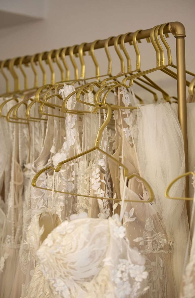 An goldenen Kleiderbügeln hängen die kostbaren Kleider.