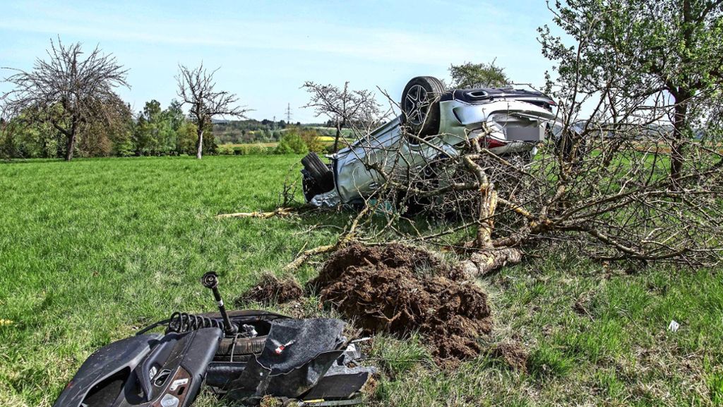 Unfall in Magstadt: 20-Jähriger kracht mit Mercedes gegen Bäume