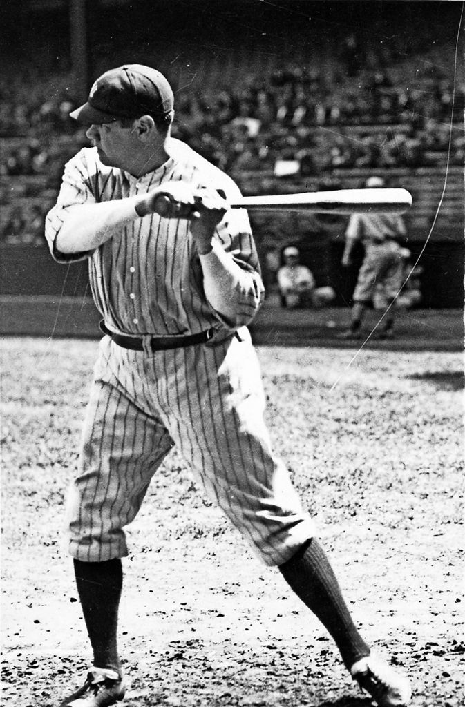 George „Babe“ Ruth – selbst heute noch, mehr als 70 Jahre nach dem Tod von George Herman „Babe“ Ruth Junior im Jahr 1948, drei Sportler-Generationen später, besitzt dessen Name in der Welt des Baseball einen ehrwürdigen Klang. Der Mann aus Baltimore, der für die Boston Red Sox (1914 bis 1919), die New York Yankees (1920 bis 1934) sowie die Boston Braves (1935) spielte, gilt als einer der bedeutendsten Baseballer in der Geschichte – der Pitcher und Outfielder war eines der ersten sportlichen Nationalidole in den USA. Siebenmal holte er den Titel in der sogenannten World Series. Sein 714-Homerun-Rekord bestand 39 Jahre und wurde erst 1974 gebrochen. In der Homerun-Rangliste steht Babe Ruth noch an dritter Stelle. Ruth war zudem der erste Spieler, dem es gelang, 60 Home Runs in einer Saison zu schlagen (1927), diese Bestmarke bestand 1961. Nach seiner Karriere jedoch wurde es schnell still um ihn. Der Job als Trainerassistent bei den Brooklyn Dodgers gab er 1938 nach einem halben Jahr auf und zog sich ins Privatleben zurück. Babe Ruth starb am 16. August 1948 an Speiseröhrenkrebs. Sein Sarg wurde zwei Tage im Yankee Stadium aufgebahrt, in dem ihm rund 77 000 Menschen die letzte Ehre erwiesen. Etwa 75 000 Menschen nahmen an den Begräbnisfeierlichkeiten auf dem Gate of Heaven Cemetery in New York teil.