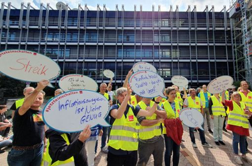 Bei einer Kundgebung machten auch SWR-Beschäftigte in Stuttgart ihrem Unmut über die Arbeitgeber Luft. Foto: Verdi