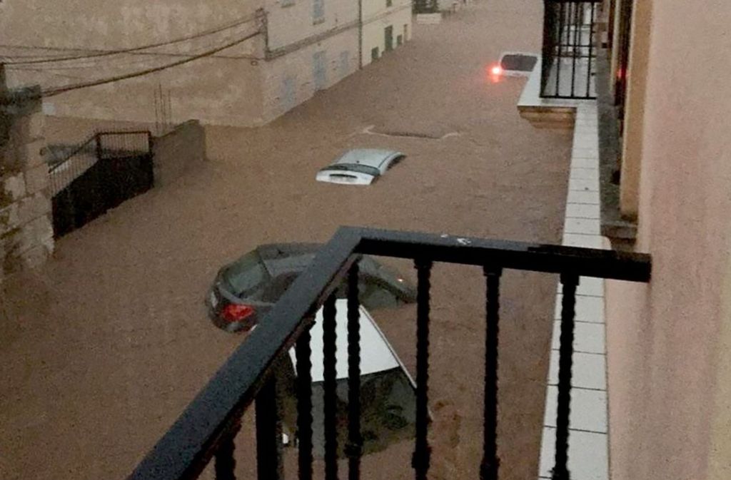 Schwere Regenfälle haben auf Mallorca Straßen überflutet.