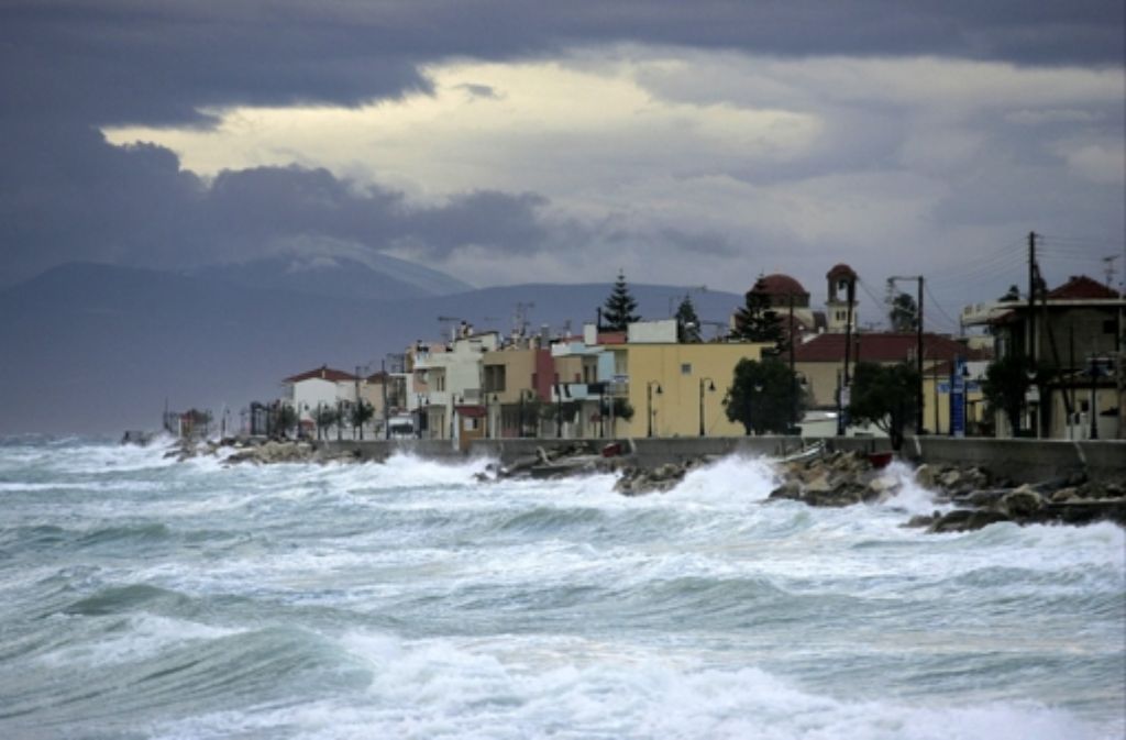 Da viele Städte und Dörfer (wie hier das griechische Dorf Derveni im Golf von Korinth) an der Küste liegen, wird der Schutz vor Sturmfluten künftiger noch wichtiger als heute schon.