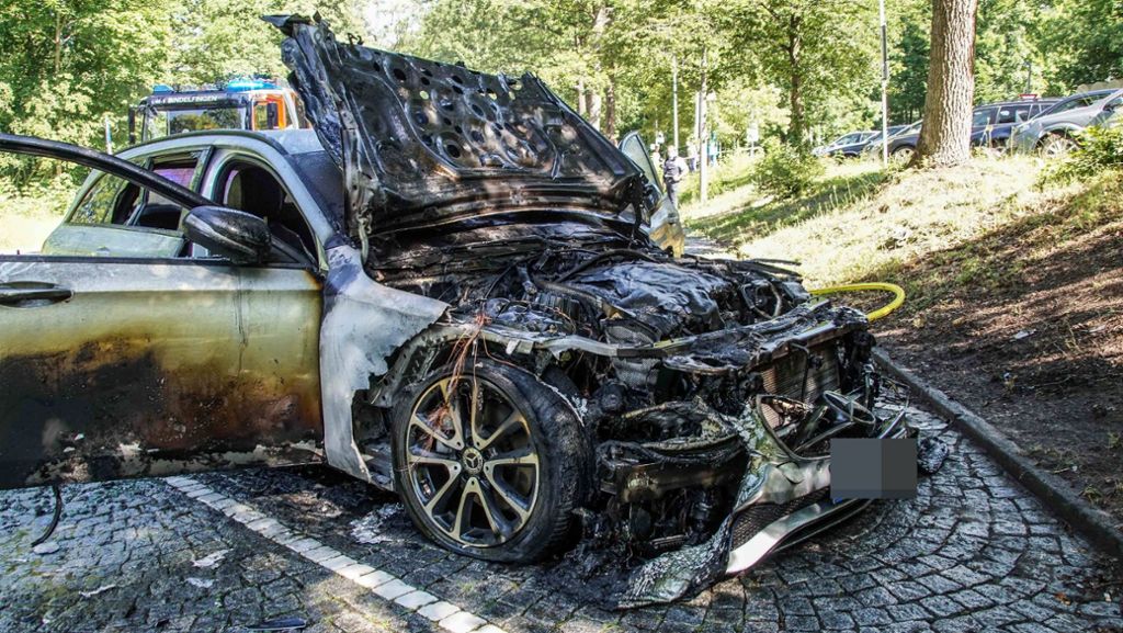Sindelfingen: Mercedes brennt komplett aus – hoher Schaden