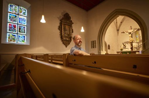 Jonas von Stockhausen in der Sankt-Sebastian-Kirche in Buoch, die er mithilfe von  Lasern  in einem  neuen Licht zeigen wird. Die Fenster im Hintergrund   hat sein Vater gemacht. Foto: Gottfried Stoppel