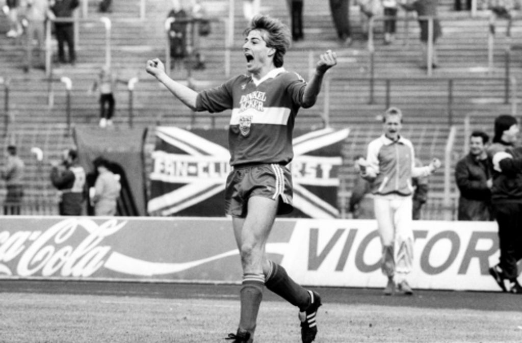 1985/86: Platz 5. Auf dem Bild: Der Stuttgarter Jürgen Klinsmann jubelt nach dem 7:0-Kantersieg gegen Fortuna Düsseldorf.