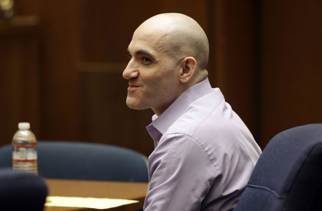 Michael Gargiulo lächelt als sein Anwalt während seines Prozesses die Schlussargumente präsentiert. Eine Woche nach einem Schuldspruch in einem aufsehenerregenden Mordprozess haben Geschworene in Los Angeles den 43-jährigen „Hollywood Ripper“ für zurechnungsfähig erklärt.