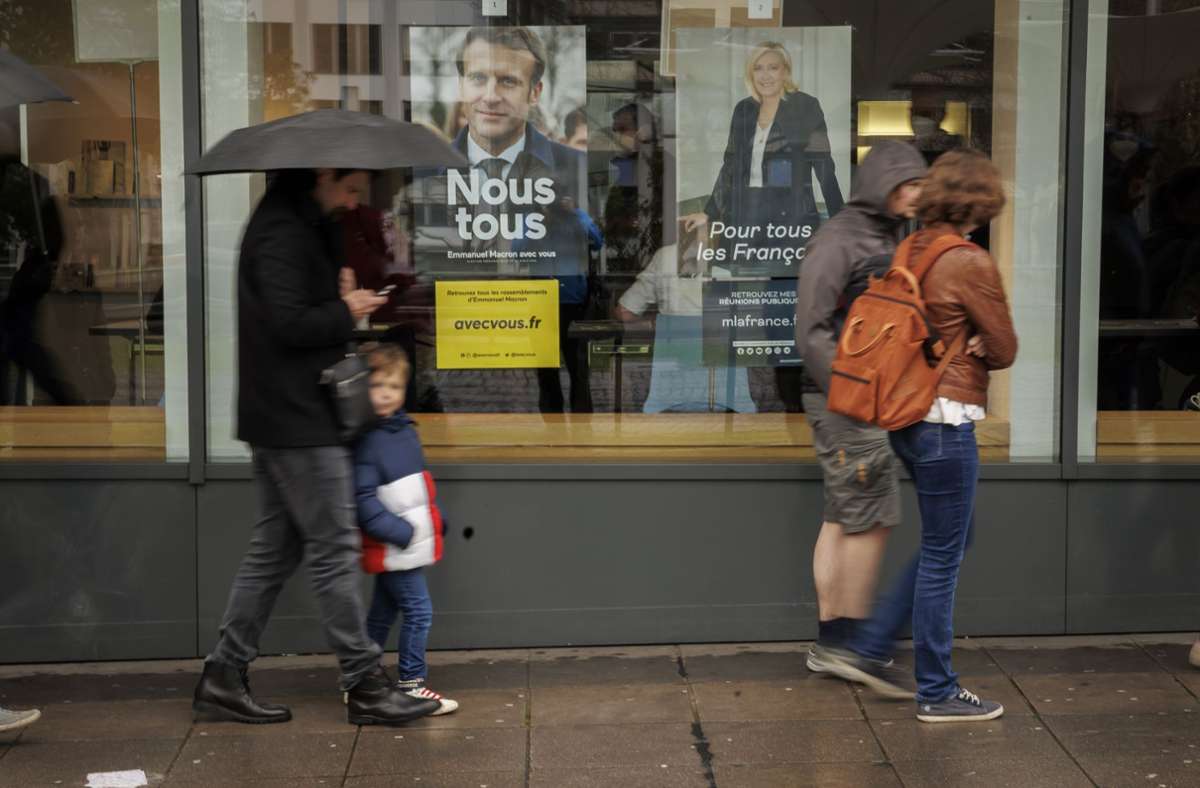Am Sonntag hat Frankreich gewählt. Hier im Bild stehen in Stuttgart lebende Franzosen vor dem Wahllokal an.