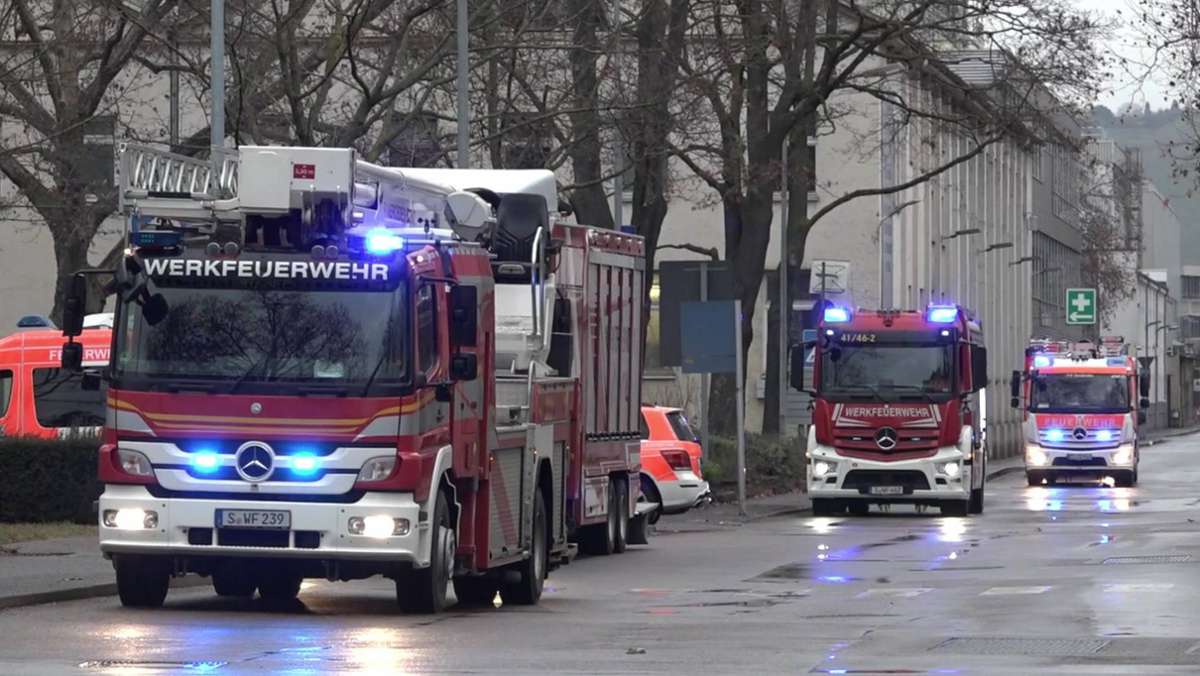  Die Feuerwehr ist am Sonntagnachmittag zu einem Einsatz in den Esslinger Stadtteil Mettingen ausgerückt. In der Gießerei des dortigen Daimler-Werks hat es gebrannt. 
