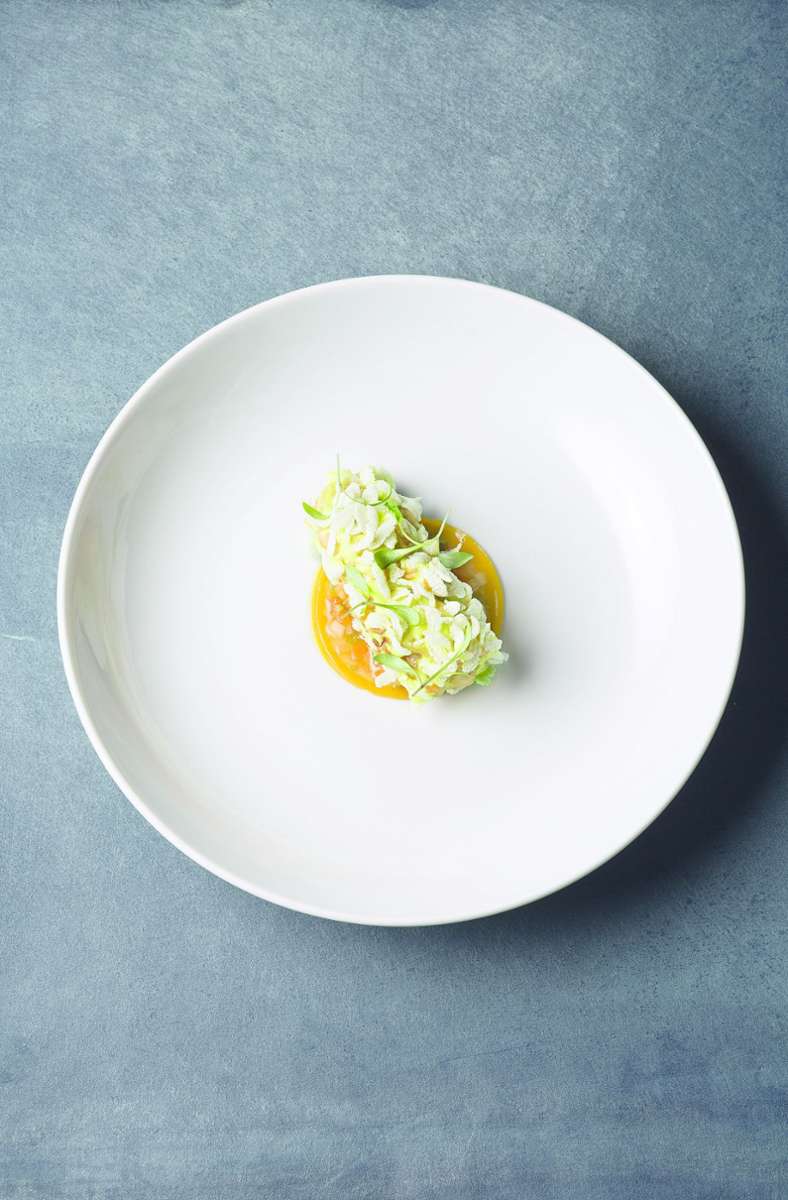 Eines der berühmten Gerichte bei Tim Raue: der Wasabi Kaisergranat. Es ist zudem das einzige permanente Gericht im Drei-Sterne-Restaurant von Corey Lee im MoMA San Francisco, der dort im Wechsel die besten Gerichte von Spitzenköchen aus aller Welt präsentiert.