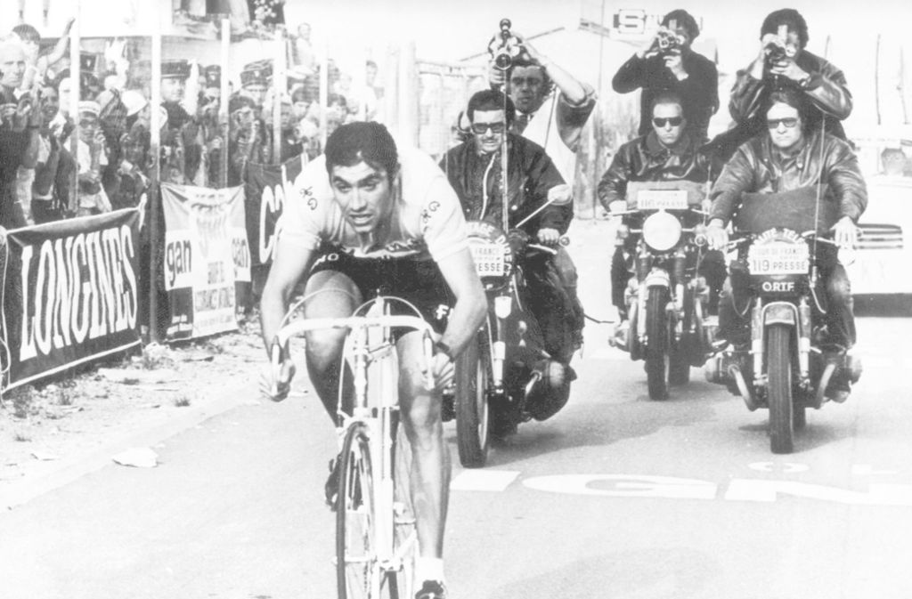 Zuschauer sorgen immer wieder für Skandale bei der Tour. 1975 kämpft Eddy Merckx im Anstieg zum Puy de Dome um seinen Gesamtsieg, als ihn ein Zuschauer am Straßenrand auf den letzten Metern mit voller Wucht in den Magen schlug. Merckx fuhr sichtlich benommen und angeschlagen weiter, die Attacke bereitete ihm auch in den folgenden Tagen große Probleme. Merckx verlor das Gelbe Trikot es war der Beginn vom Ende seiner großen Ära. Der Belgier beteuerte immer wieder, sein Leistungseinbruch hätte mit den Schmerzmitteln zu tun gehabt, die er nach dem Faustschlag einnehmen musste.