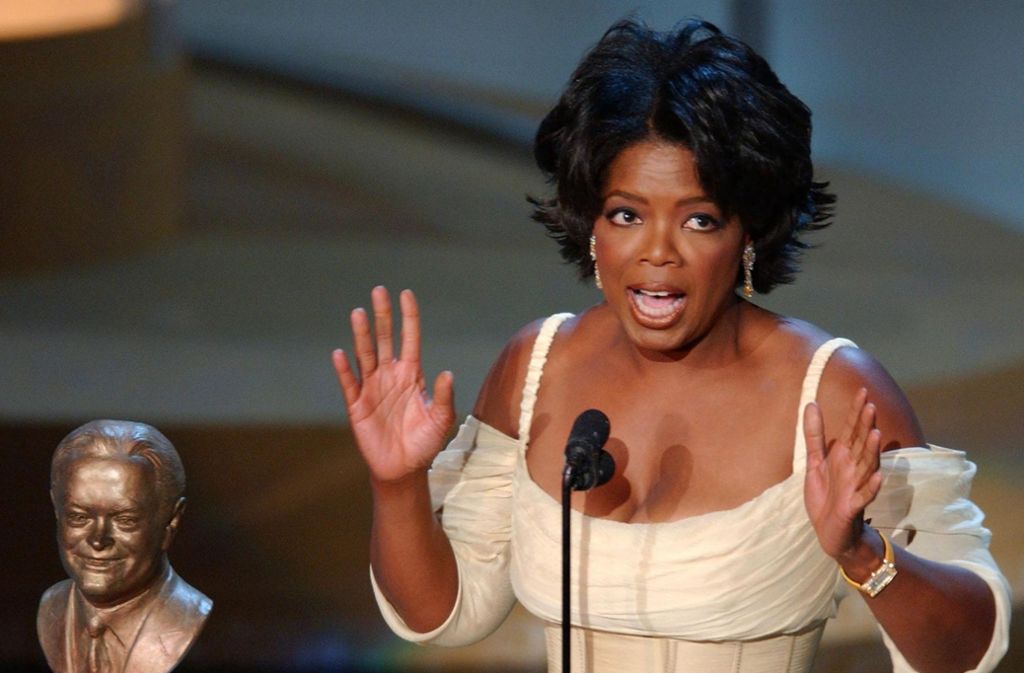 2002: Bei den Emmy Awards bekommt Oprah Winfrey den Bob Hope Humanitarian Award verliehen.
