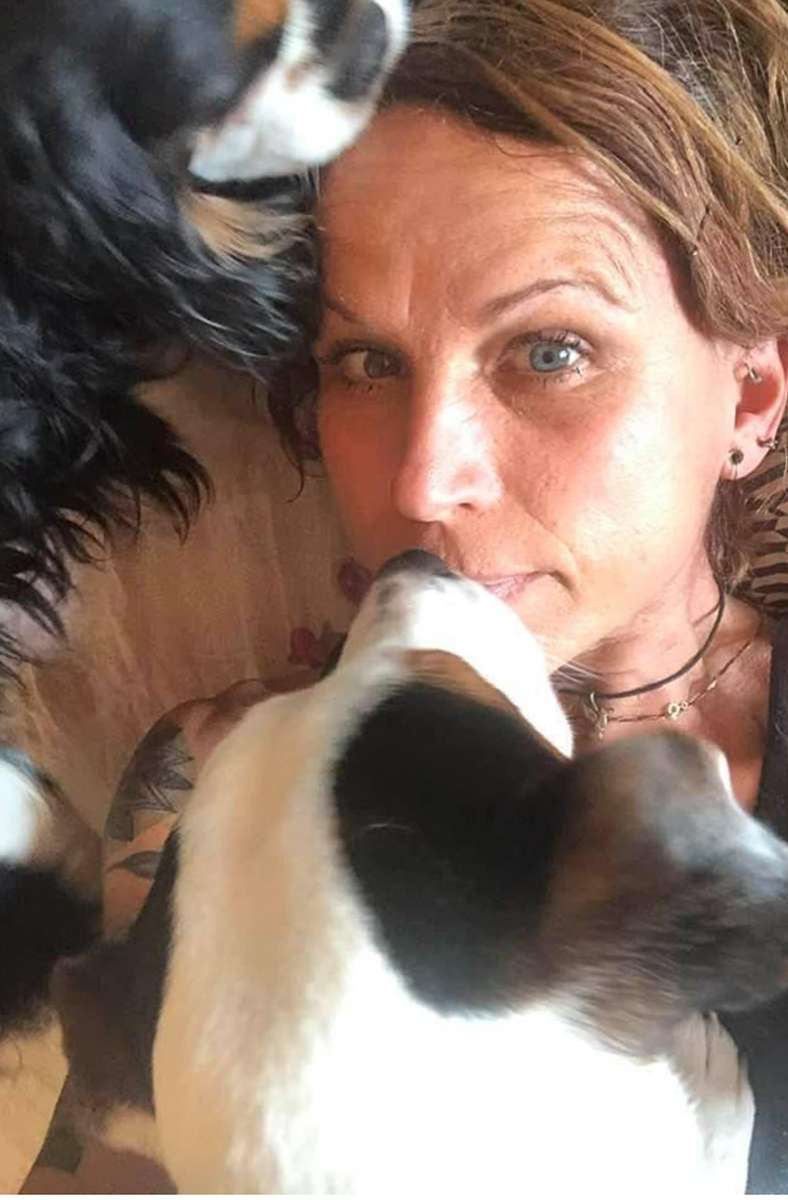 Christine kuschelt mit ihren beiden Hunden Charly und Red Bull.