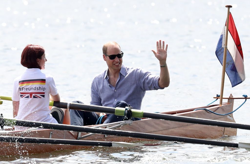 Weil pünktlich zum Start des Rennens die Sonne herauskam, zeigte sich auch Prinz William lässig mit Sonnenbrille.