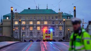 Trauer und offene Fragen nach Schusswaffenangriff in Prag