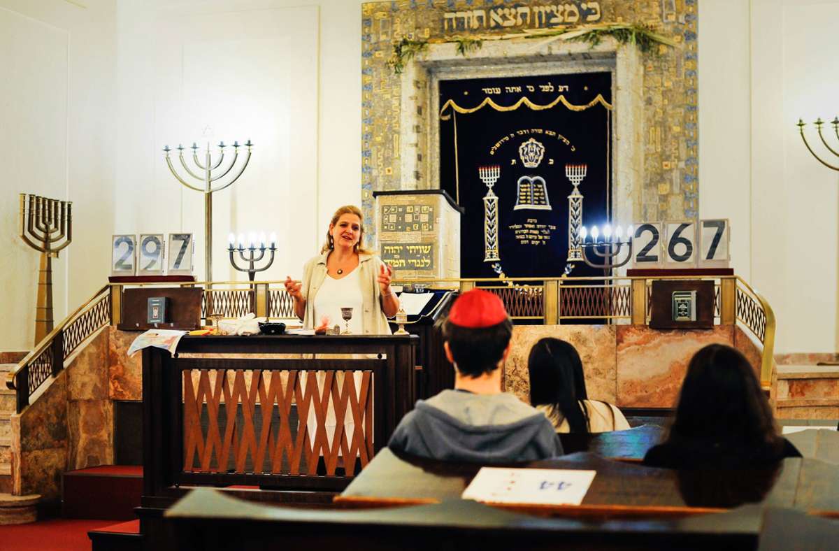 Binah Rosenkranz führt durch das jüdische Jahr mit seinen Festen. Hinter ihr der Tora-Schrank. Foto: Lichtgut/Max Kovalenko