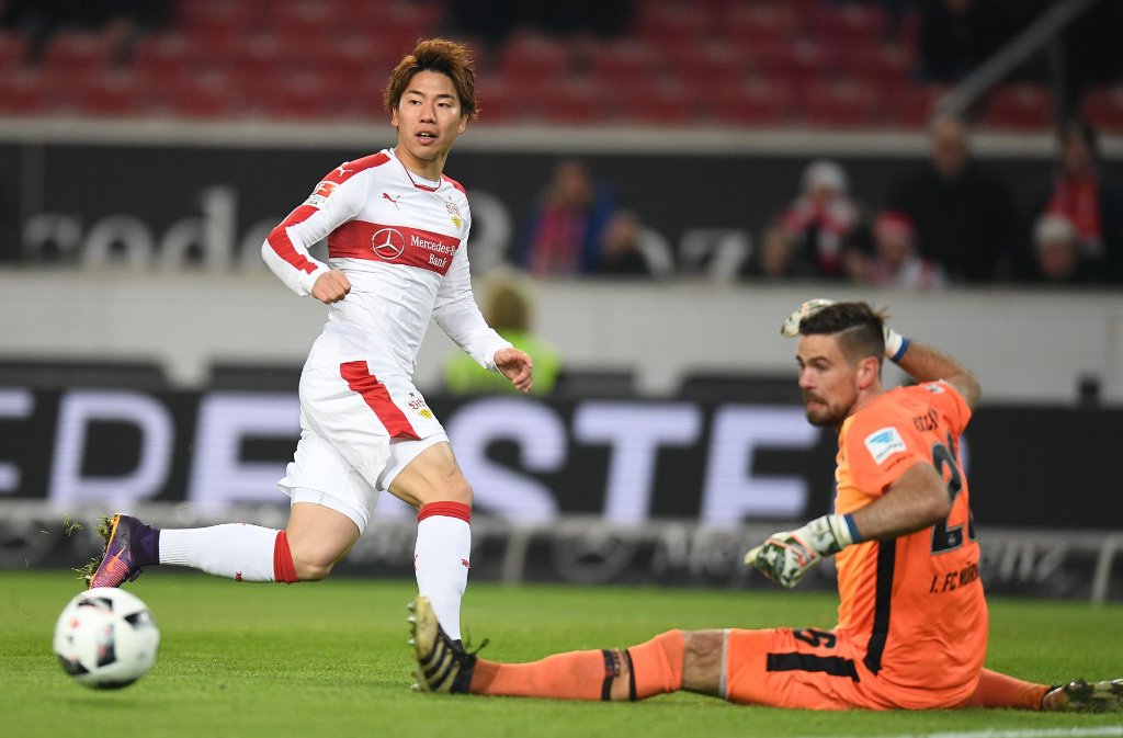 Das Spiel ist keine fünf Minuten als, als der VfB einen sehenswerten Angriff (Foto: Takuma Asano und Nürnberg-Keeper Thorsten Kirschbaum) mit dem ...