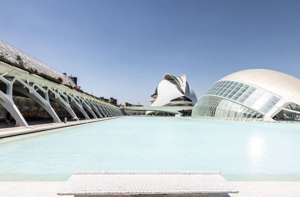 Die Ciutat de les Arts i les Ciències, also die Stadt der Künste und der Wissenschaften, ist ein kultureller und architektonischer Gebäude- und Parkkomplex im spanischen Valencia. Das moderne Wahrzeichen der Stadt liegt im trockengelegten Flussbett des Turia.