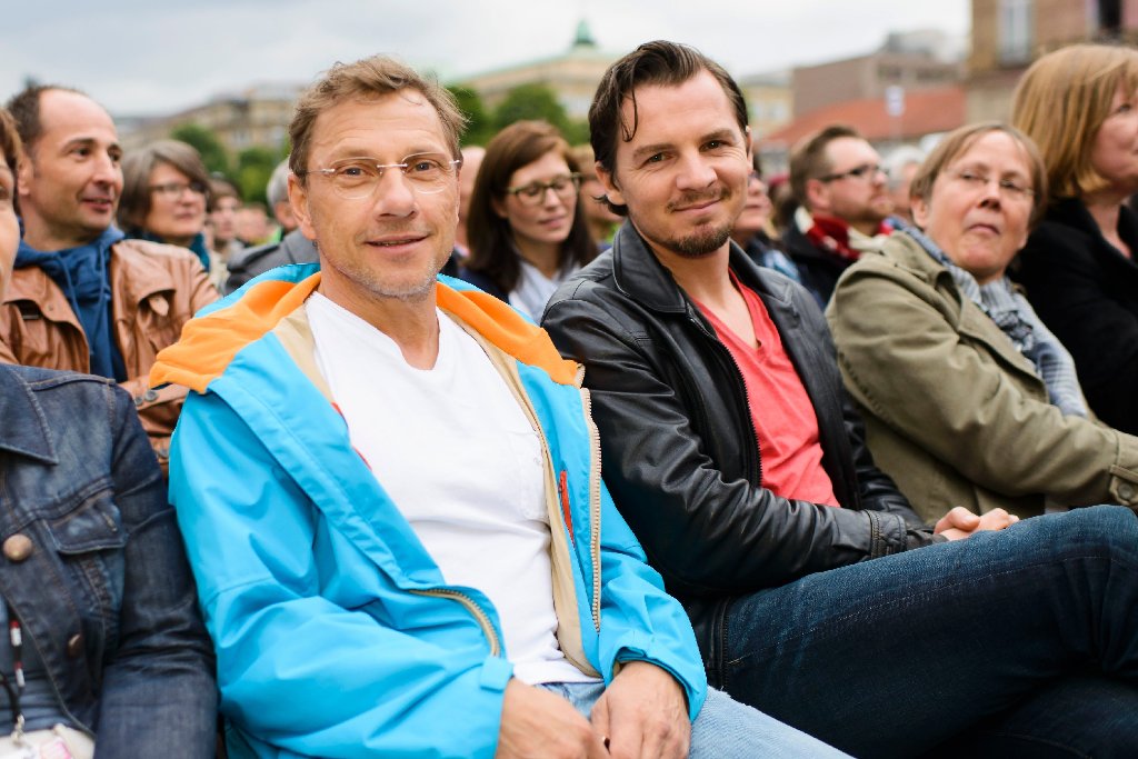 Ließen sich das Public Viewing ihres "Tatorts" nicht entgehen: Die Stuttgarter Ermittler Richy Müller (links) und Felix Klare beim SWR-Sommerfestival.